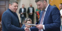 Директор «Протон-ПМ» вручил лучшим сотрудникам свидетельства о занесении на Доску почета
