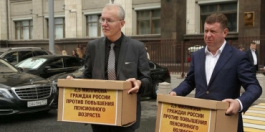 Профлидеры завезли на тележках в Госдуму 2,5 млн подписей против пенсионной реформы