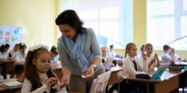 Россияне назвали размер достойной зарплаты учителя