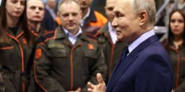Путин поддержал идею об учреждении госнаграды для трудовых династий